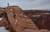 Caminhando sobre o fantástico Mesa Arch, no Canyonlands National Park, perto de Moab, em Utah, nos Estados Unidos